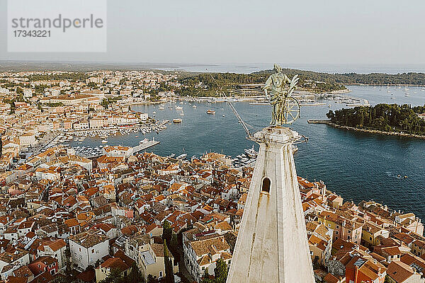 Kroatien  Istrien  Rovinj  Luftaufnahme der Altstadt mit der Kirche der Heiligen Euphemia