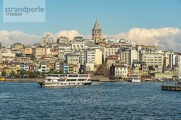 Türkei  Istanbul  Tourboot auf dem Goldenen Horn und im Viertel Karakoy