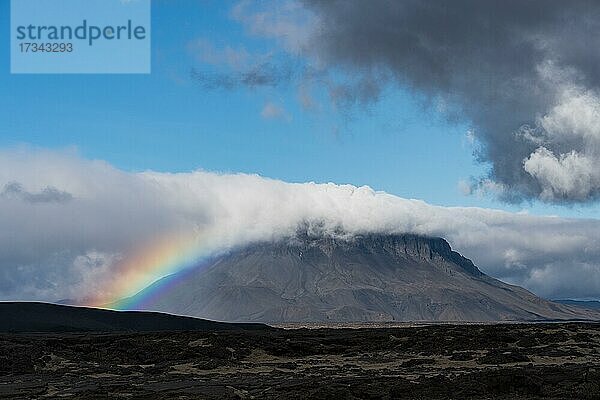Regenbogen und Wolken am Tafelvulkan Herðubreið oder Herdubreid  isländisches Hochland  Island  Europa