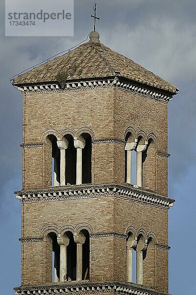 Glockenturm der Dominikanerinnen-Klosterkirche San Sisto Vecchio in der Nähe der Caracalla-Thermen  Rom  Latium  Italien  Europa