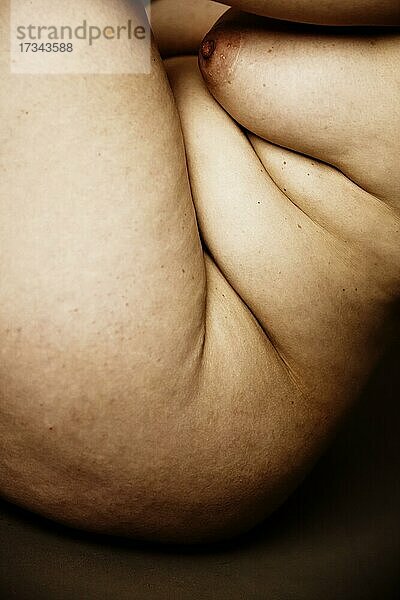 Frauenakt  sitzender Körper einer nackten  ältere  dickeren Frau mit Falten  Seitenansicht  Studioaufnahme  Deutschland  Europa