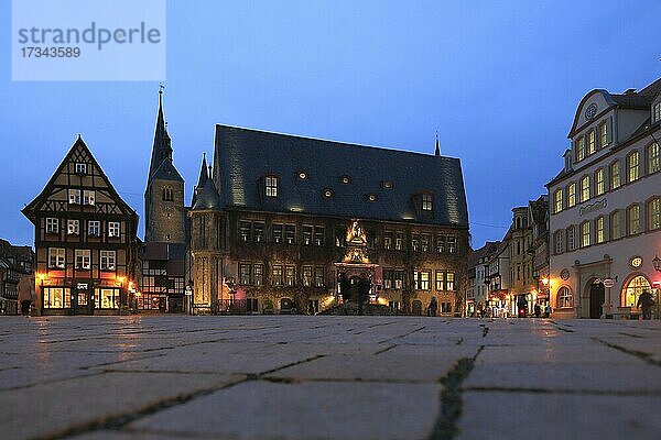 Marktplatz mit Rathaus und Kirche St. Benedikti am Abend  Quedlinburg  Harz  Sachsen-Anhalt  Deutschland  Europa