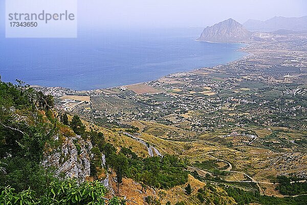 Blick vom Bergdorf Erice auf Trapani  Sizilien  Italien  Europa