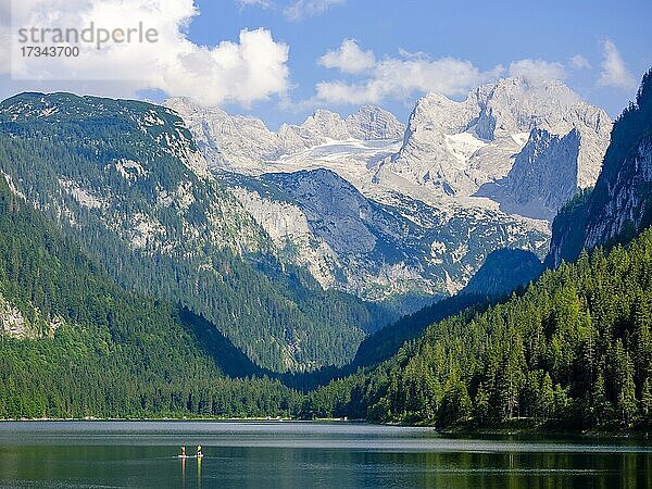 2 Standup Paddle Boarder im Gosausee mit Blick auf das Dachsteinmassiv mit dem Gosaugletscher  Salzkammergut  Oberösterreich  Österreich  Europa