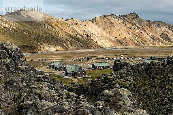 Hütten des isländischen Wandervereins  Campingplatz  Parkplatz  Landmannalaugar  isländisches Hochland  Island  Europa