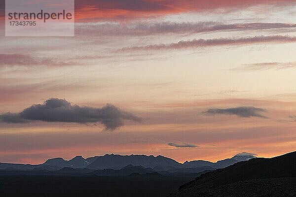 Abendlicht  Berge und Vulkankegel Hekla  Südisland  Island  Europa