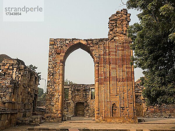 Ruinen  Qutb Minar Komplex  UNESCO Welterbe  Delhi  Indien  Asien