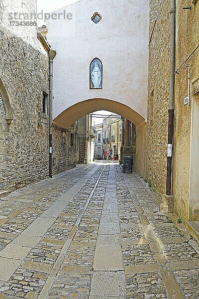 Gemütliche Gassen mit historischem Pflaster im Bergdorf Erice  Sizilien  Italien  Europa