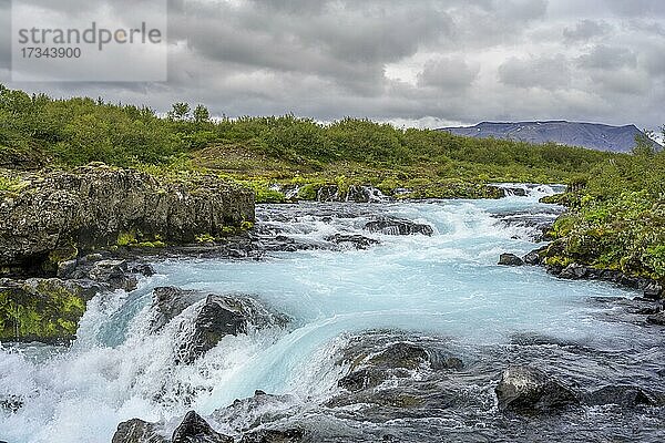 Türkises Wasser der Brúar beim Midfoss Wasserfall  Bláskógabyggð  Suðurland  Island  Europa