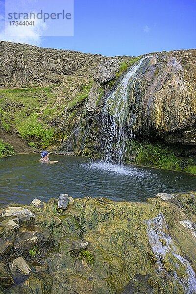 Frau badet in Laugarvellir Badestelle  Hochland F910  Fljótsdalshérað  Austurland  Island  Europa