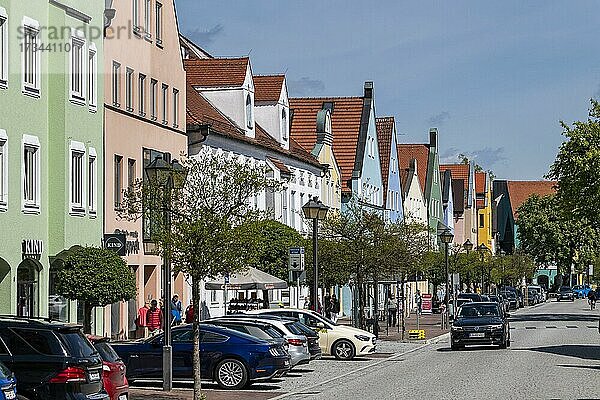 Farbige Häuserfassaden prägen die Straße Lange Zeile in Erding  Oberbayern  Bayern  Deutschland  Europa