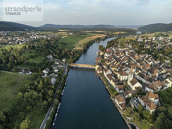 Blick über den Rhein nach Diessenhofen mit der historischen Holzbrücke  Kanton Thurgau  Schweiz  Europa