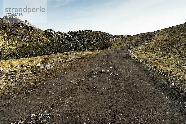 Ausgetretener  breiter Wanderweg  Laugavegur  Landmannalaugar  isländisches Hochland  Island  Europa