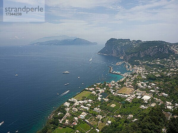 Blick auf Küste und Marina Grande  Capri  Golf von Neapel  Kampanien  Italien  Europa