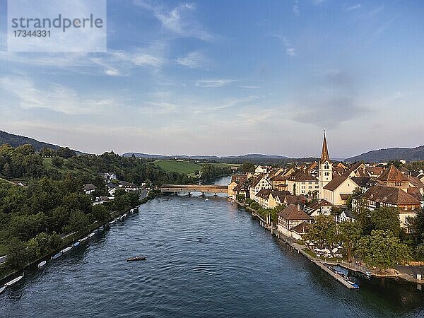 Blick über den Rhein nach Diessenhofen mit der historischen Holzbrücke  Kanton Thurgau  Schweiz  Europa