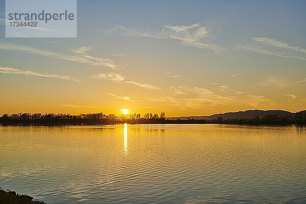 Sonnenuntergang über dem Fluss Danubia  Oberpfalz  Bayerischer Wald  Bayern  Deutschland  Europa