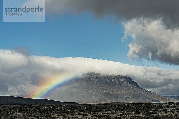 Regenbogen und Wolken am Tafelvulkan Herðubreið oder Herdubreid  isländisches Hochland  Island  Europa