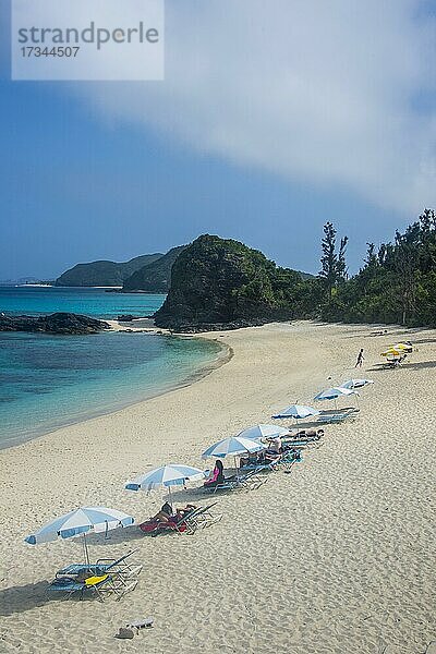 Sonnenschirme am Furuzamami-Strand  Insel Zamami  Kerama-Inseln  Okinawa  Japan  Asien