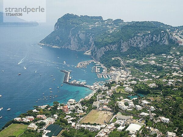 Blick auf Marina Grande  Capri  Golf von Neapel  Kampanien  Italien  Europa