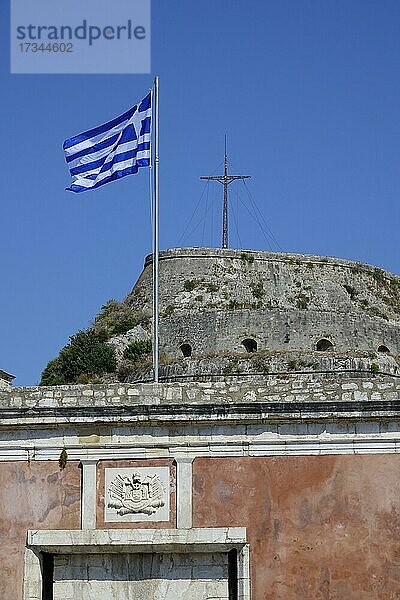 Griechische Flagge über Eingang Alte Festung  Stadt Korfu oder Kerkyra  Insel Korfu  Ionische Inseln  Mittelmeer  Griechenland  Europa