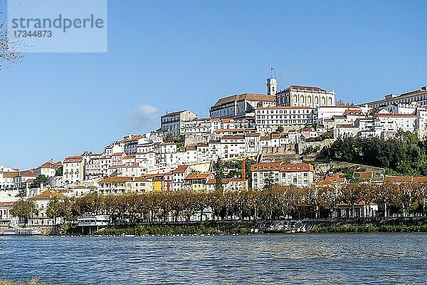 Schöne Altstadt von Coimbra auf dem Hügel am Fluss Mondego  Portugal  Europa