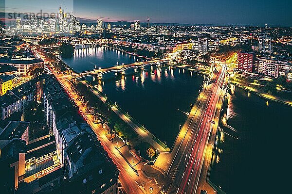 Stadt bei Nacht von oben. Skyline beleuchtet  Frankfurt  Deutschland  Europa