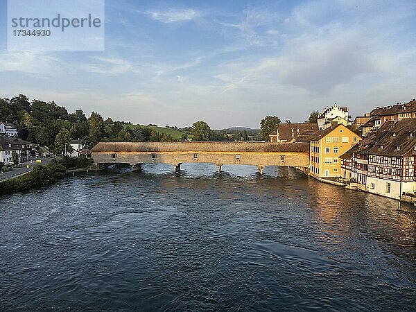 Blick über den Rhein nach Diessenhofen mit der historischen Holzbrücke  Kanton Thurgau  Schweiz  Europa