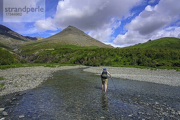 Frau bei Bachquerung  Wanderung Morsardalur  Skaftafell NP  Austurland  Island  Europa