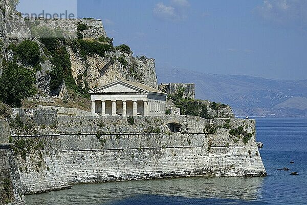 Alte Festung mit Hagios Georgius Kirche  Stadt Korfu oder Kerkyra  Insel Korfu  Ionische Inseln  Mittelmeer  Griechenland  Europa