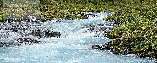 Türkises Wasser der Brúar beim Midfoss Wasserfall  Bláskógabyggð  Suðurland  Island  Europa