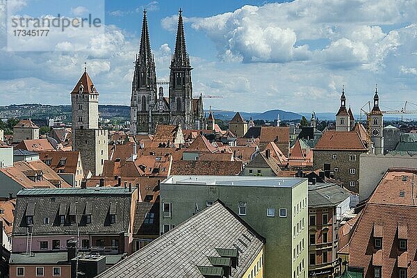 Blick über die Unesco-Welterbestätte Regensburg vom Turm der Dreifaltigkeitskirche  Bayern  Deutschland  Europa