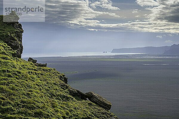 Blick vom Hjörleifshöfdi (Wikingergrab) über weite Lavasandfläche bis zu den Reynisdrangar  Mýrdalur  Suðurland  Island  Europa