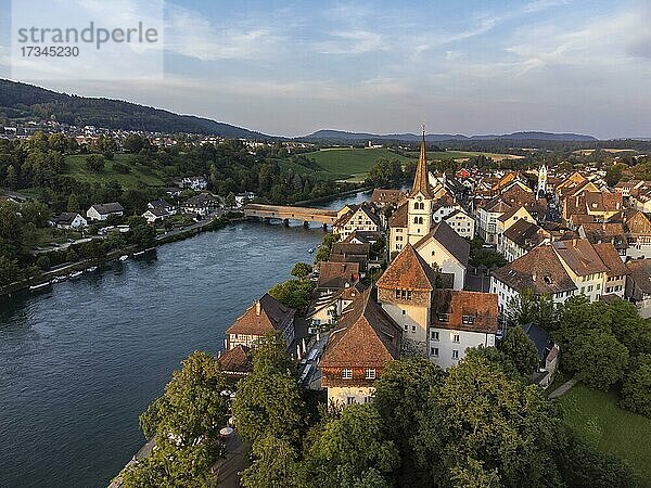 Blick über die Altstadt von Diessenhofen zum Rhein mit der historischen Holzbrücke  Kanton Thurgau  Schweiz  Europa