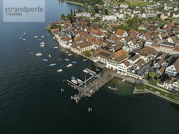 Die Altstadt von Steckborn mit Bootshafen und Schiffsanleger  Kanton Thurgau  Schweiz  Europa