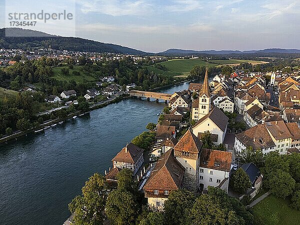 Blick über die Altstadt von Diessenhofen zum Rhein mit der historischen Holzbrücke  Kanton Thurgau  Schweiz  Europa