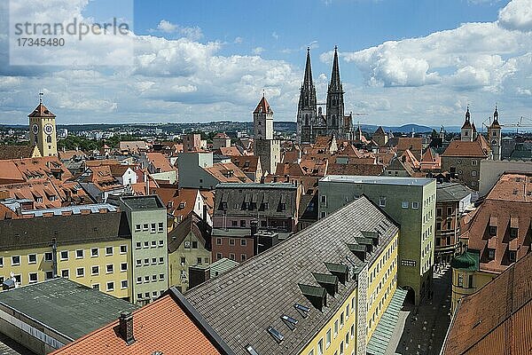 Blick über die Unesco-Welterbestätte Regensburg vom Turm der Dreifaltigkeitskirche  Bayern  Deutschland  Europa