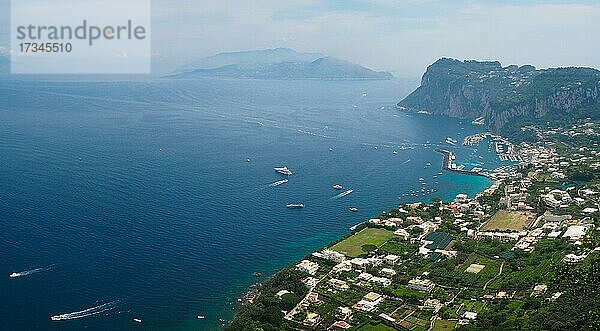 Blick auf Marina Grande  Capri  Golf von Neapel  Kampanien  Italien  Europa