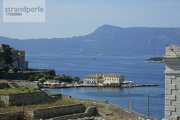 Blick von Alte Festung auf Stadt Korfu oder Kerkyra  Insel Korfu  Ionische Inseln  Mittelmeer  Griechenland  Europa