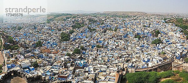 Ausblick vom Mehrangarh Fort  blaue Stadt  Jodhpur  Rajasthan  Indien  Asien