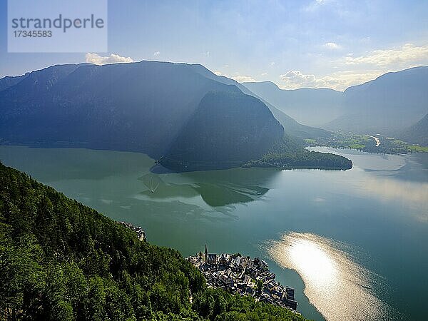 Blick von oben auf Hallstatt  Hallstätter See  Salzkammergut  UNESCO-Welterbe Hallstatt-Dachstein Salzkammergut  Oberösterreich  Österreich  Europa