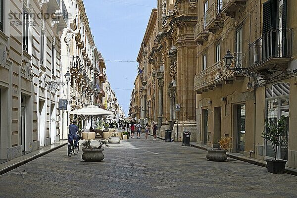 Blick in diie Fußgängerzone der Altstadt von Trapani  Sizilien  Italien  Europa