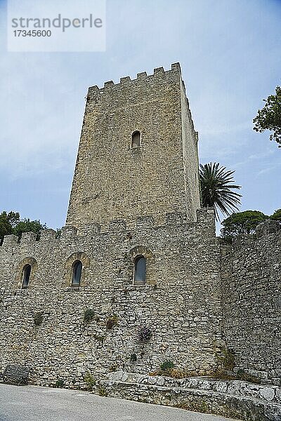 Turm in der Burgmauer  Castello di Venere  Bergdorf Erice  Sizilien  Italien  Europa