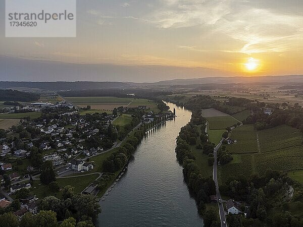 Blick über den Rhein kurz vor Sonnenuntergang  links die Ortschaft Diessenhofen  Kanton Thurgau  Schweiz  Europa