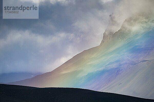 Regenbogen und Wolken  Flanke Tafelvulkan Herðubreið oder Herdubreid  isländisches Hochland  Island  Europa