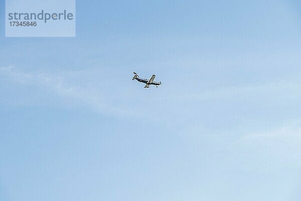 Landung kleines Passagierflugzeug auf blauem Himmel