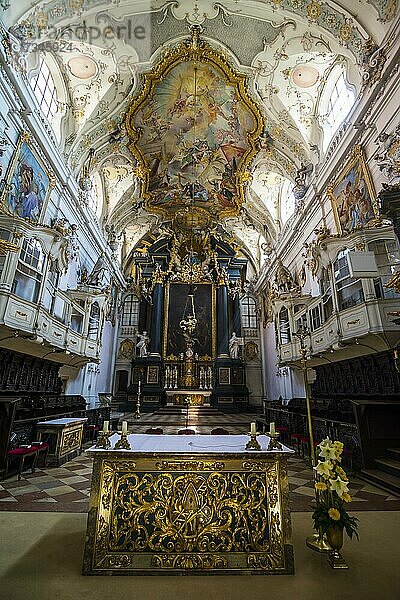 Innenraum der romanischen St. Emmeram-Basilika (Abtei)  heute bekannt als Schloss Thurn und Taxis  Unesco-Welterbe  Regensburg  Bayern  Deutschland  Europa