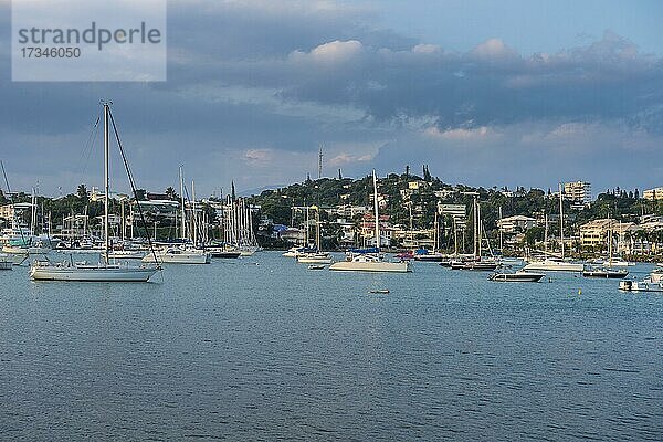 Kleine Boote in der Magenta Port Sud  Bucht  Noumea  Neukaledonien  Ozeanien