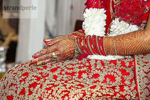 Traditioneller Brautschmuck und Henna-Dekoration an den Händen der Braut während einer religiösen Zeremonie bei einer Hindu-Hochzeit  Mauritius  Afrika