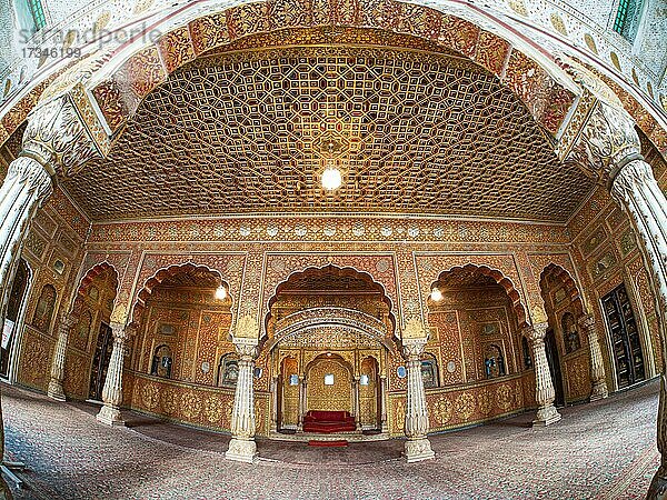 Privater Audienzsaal  Anup Mahal  mit Sitznische für den Maharaja  Stadtpalast von Bikaner  Junagarh Fort  Rajasthan  Indien  Asien