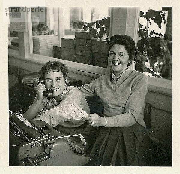 Büroalltag im Jahr 1956: Zwei Sekretärinnen der DLW Deutsche Linoleum-Werke in Bietigheim an ihrem Arbeitsplatz  Baden-Württemberg  Deutschland  Europa